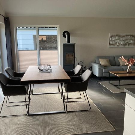 Watt'N Blick - Hundefreundliches Ferienhaus Mit Ausblick Ueber Die Wiesen Bis Zum Deich Schweiburg Esterno foto