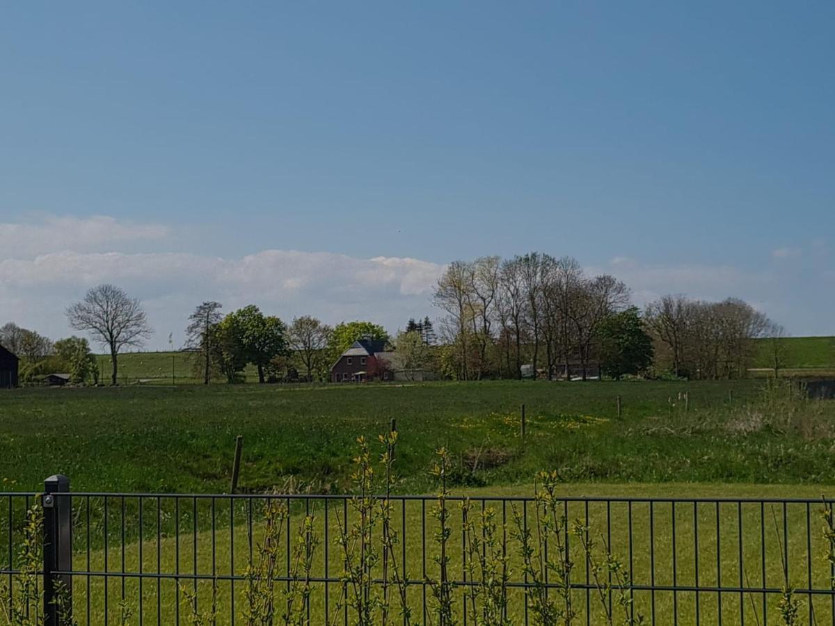 Watt'N Blick - Hundefreundliches Ferienhaus Mit Ausblick Ueber Die Wiesen Bis Zum Deich Schweiburg Esterno foto
