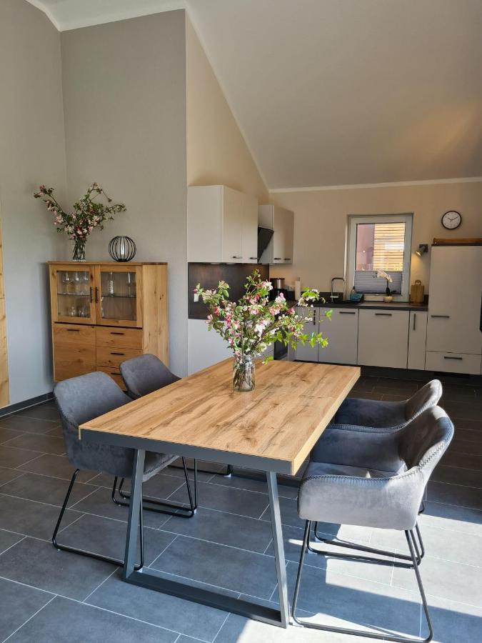 Watt'N Blick - Hundefreundliches Ferienhaus Mit Ausblick Ueber Die Wiesen Bis Zum Deich Schweiburg Esterno foto