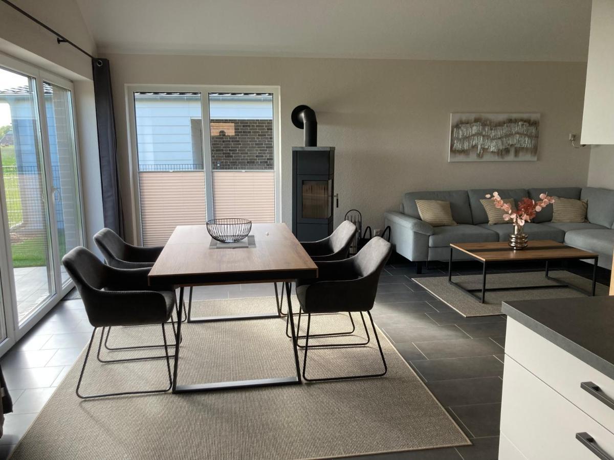 Watt'N Blick - Hundefreundliches Ferienhaus Mit Ausblick Ueber Die Wiesen Bis Zum Deich Schweiburg Esterno foto