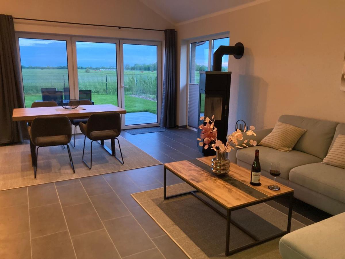 Watt'N Blick - Hundefreundliches Ferienhaus Mit Ausblick Ueber Die Wiesen Bis Zum Deich Schweiburg Esterno foto
